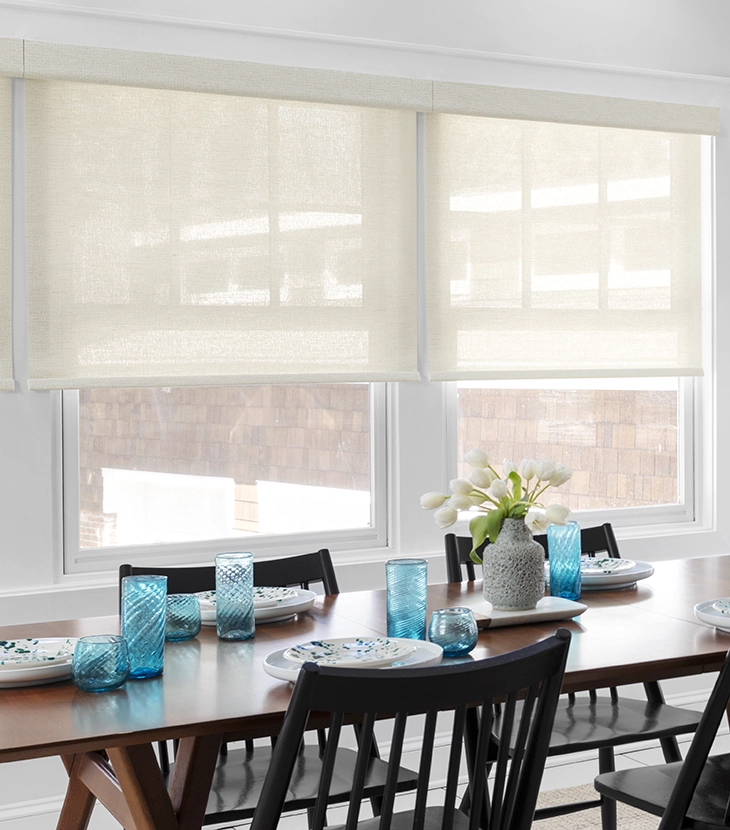 Une salle à diner aux fenêtres décorées avec des toiles solaires de couleur caramel.