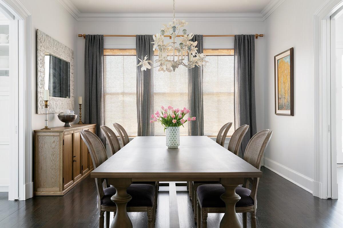 Salle à dîner formelle avec des rideaux diaphanes en coton mixte, couleur gris clair texturé