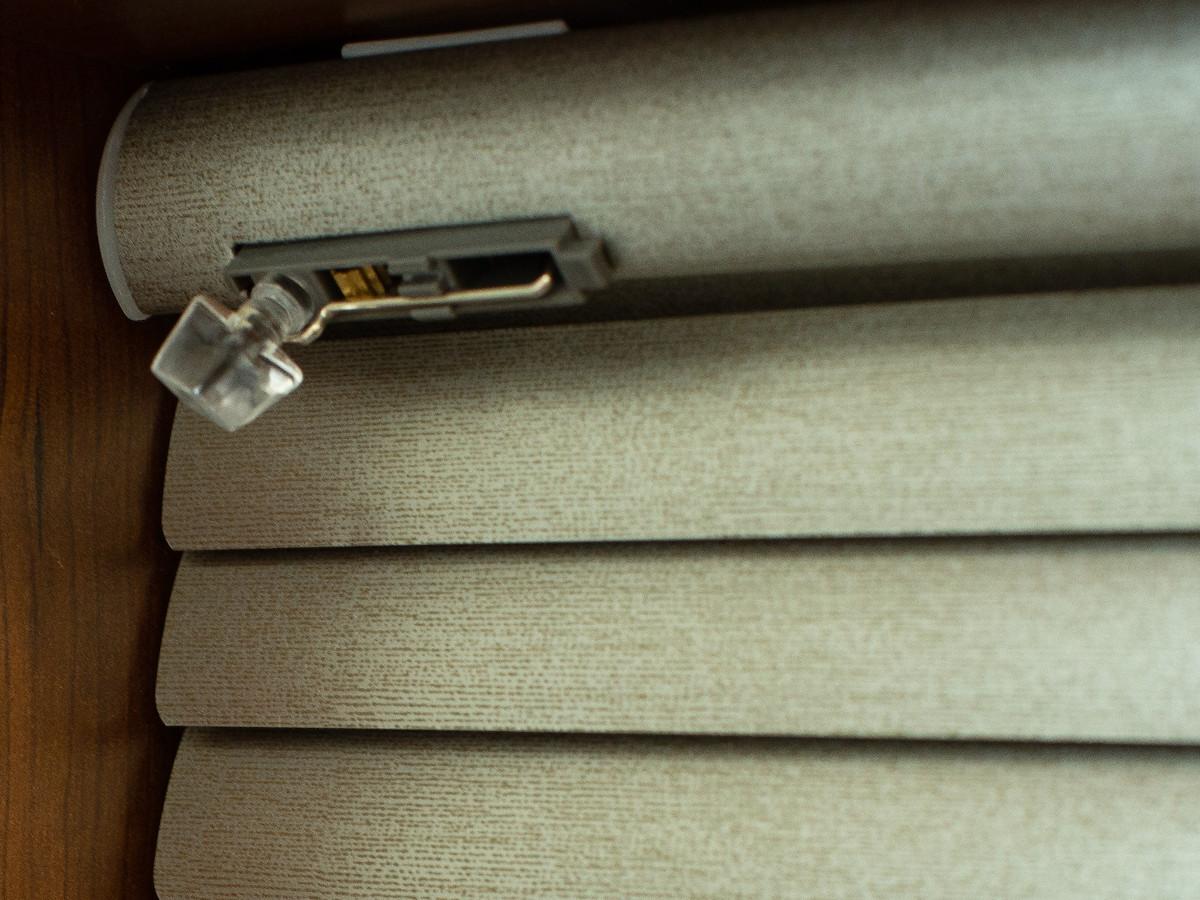 A close up of a knob tilter gives a visual for the knob that allows you to forgo the tilt rod on blinds.