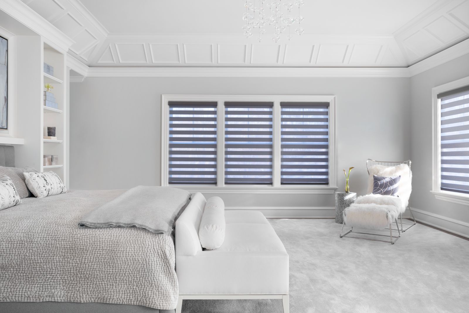 Une grande chambre à coucher moderne habillée de stores diaphanes « Cascade » à rayures grises et transparentes.