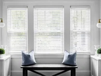 faux-wood-blinds in mudroom